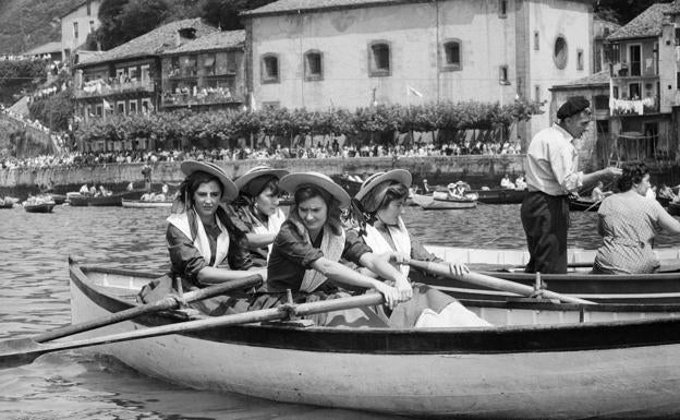 Regata femenina de bateles. Pasajes de San Juan, Gipuzkoa, 4 de agosto de 1963.