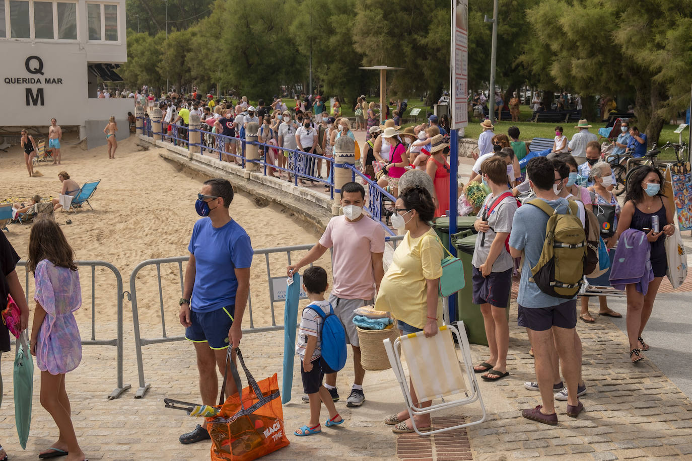 Fotos: Las playas de El Sardinero, abarrotadas este domingo