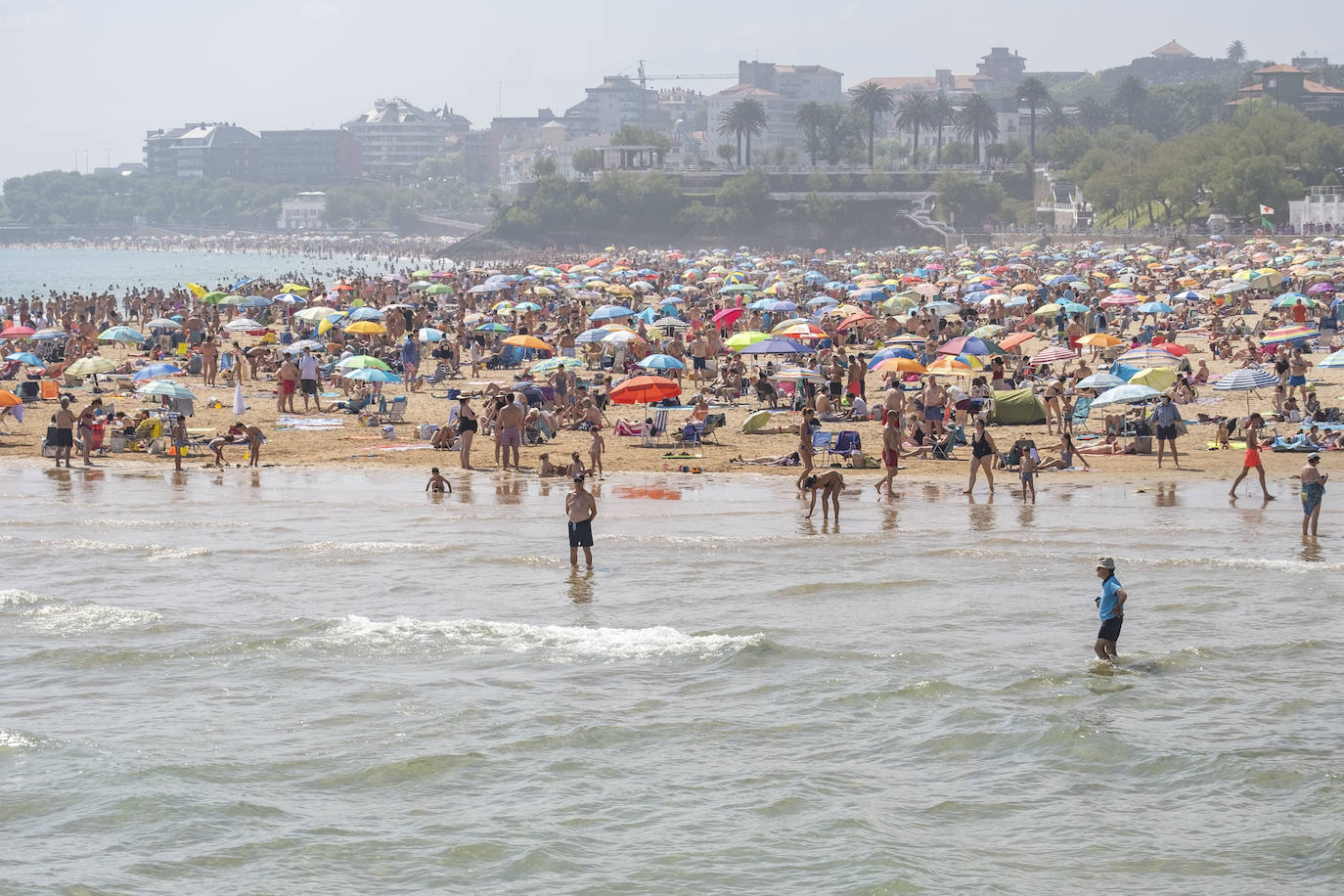 Fotos: Las playas de El Sardinero, abarrotadas este domingo