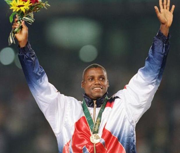 Carl Lewis, con una de sus medallas de oro. 