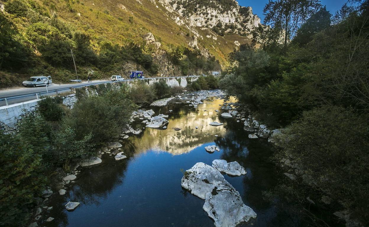 El río Deva a su paso por el Desfiladero de la Hermida.