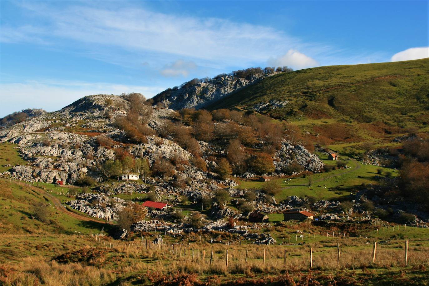 Junto al collado de Argindegorta (1.036 m), asentada sobre un polje (valle cerrado) y encajada y protegida entre las cumbres de Oderiaga, Usotegieta e Ipergorta, la majada de Austigarmin es la mejor conservada de todo el macizo. Situada a mil metros de altura, alberga una decena de bordas, la mayoría aún en uso, además de corrales, rediles, cochiqueras y otras construcciones menores. Pasear entre sus txabolas es volver a los tiempos en los que los pastores pasaban buena parte del año conviviendo con sus rebaños y elaborando queso artesanal.