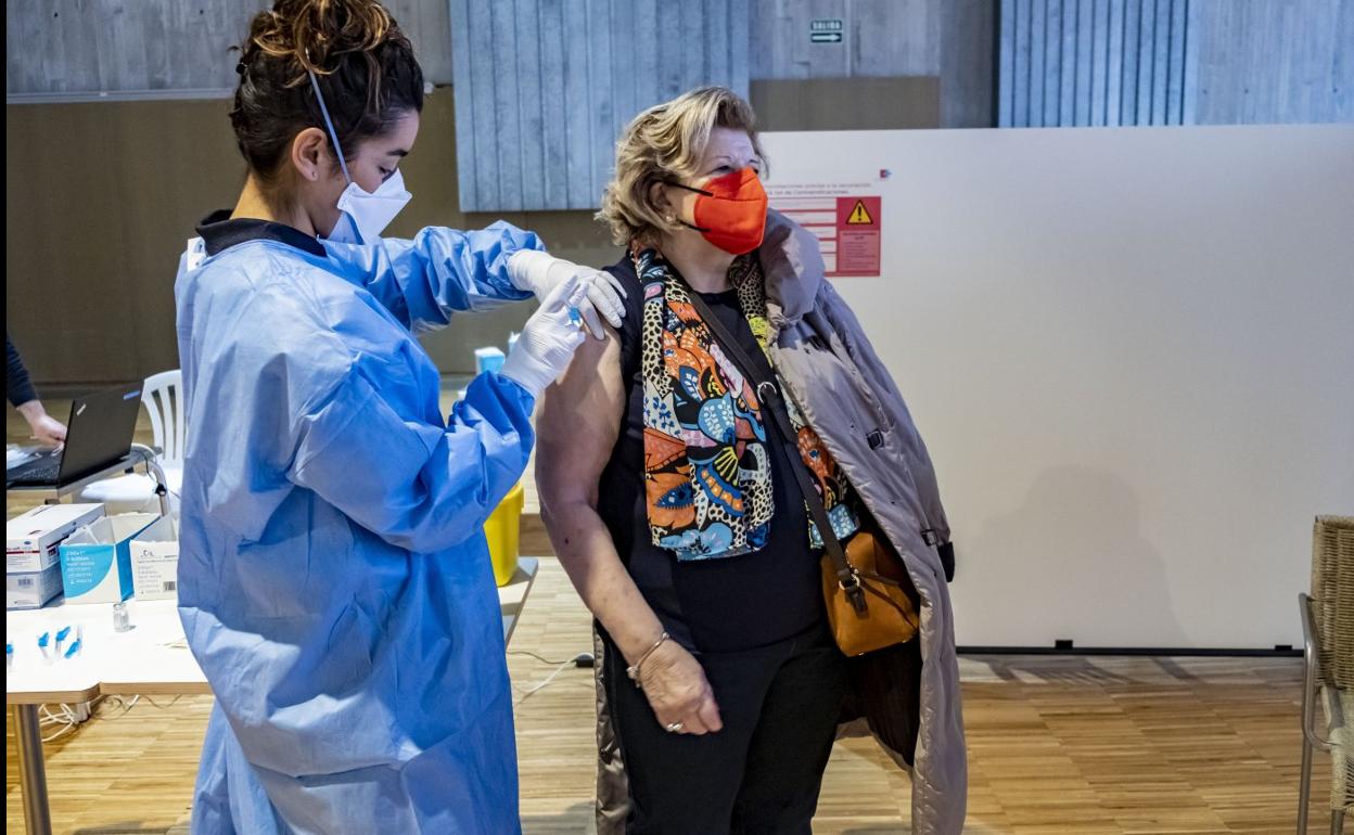 Una sanitaria administra una dosis en el vacunódromo del Palacio de Exposiciones, en Santander.