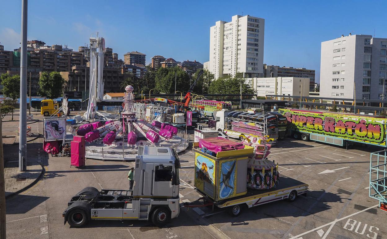 Las atracciones de las ferias ya se están montando en el recinto habilitado para ello en el aparcamiento del campo de fútbol de El Sardinero