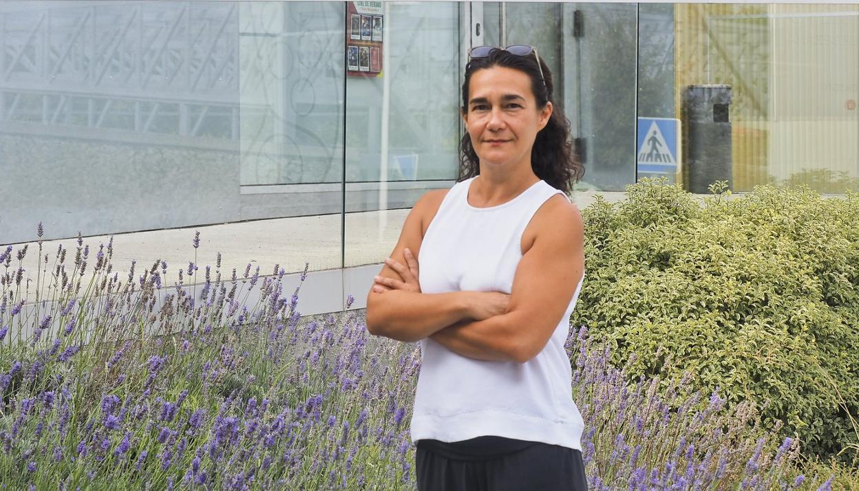 Miriam Cubas Morera, investigadora y doctora por la Universidad de Cantabria, posa antes de su conferencia, ayer, en Soto de la Marina. 