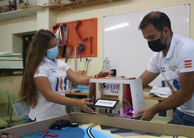 Imagen secundaria 1 - Medio Cudeyo roza la élite robótica con ellas