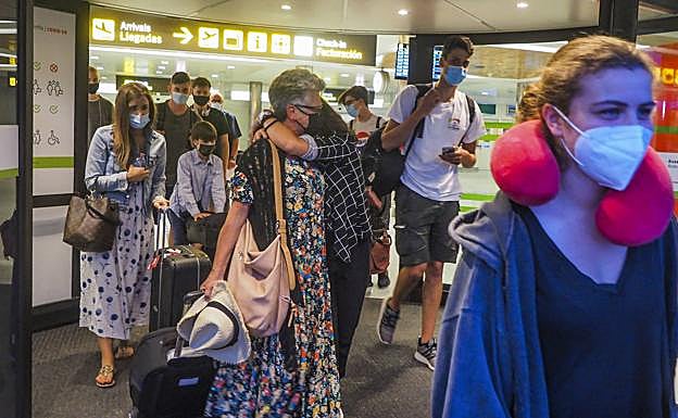 Imagen principal - La anulación de la cuarentena en Reino Unido permite una noche de reencuentros en el Seve Ballesteros