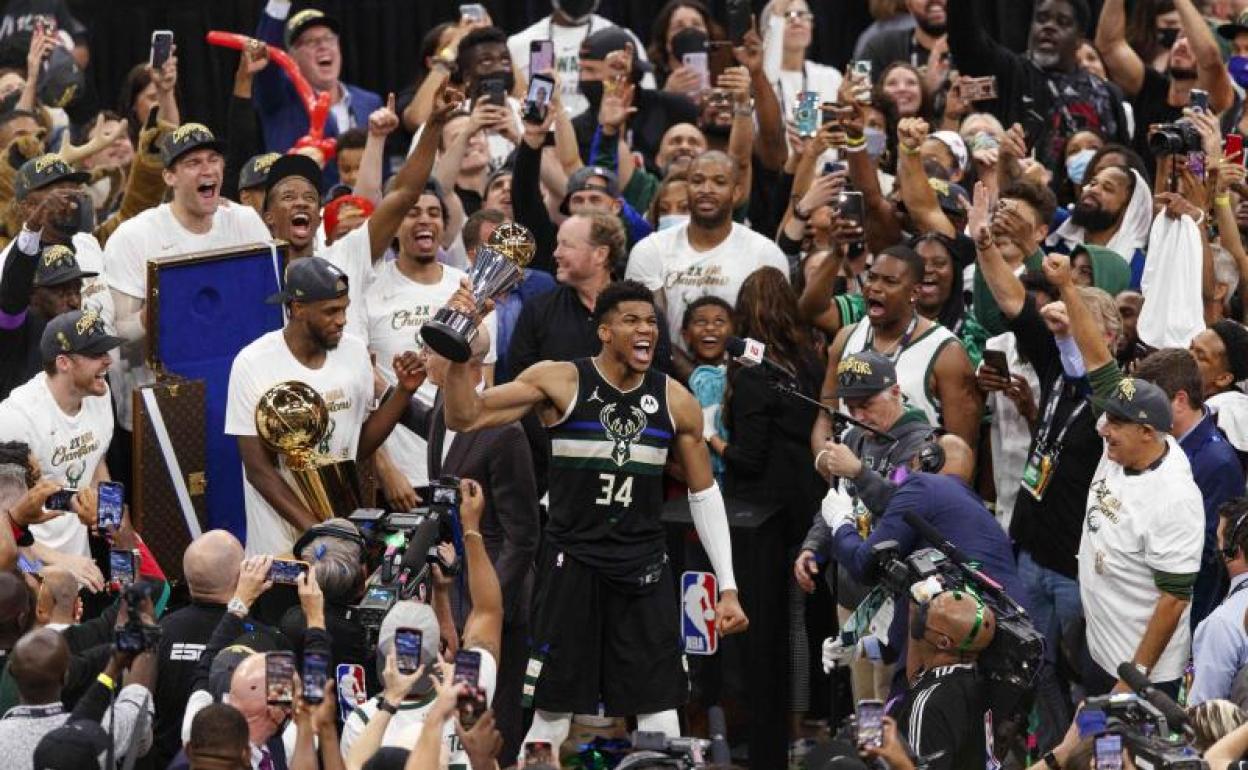 Giannis Antetokounmpo, con el trofeo. 