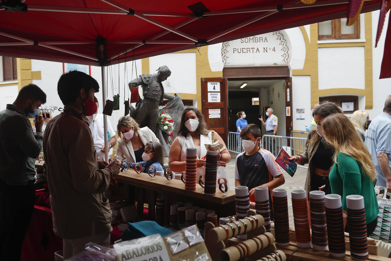 Fotos: Un rotundo Ventura corta dos orejas en la primera tarde de feria