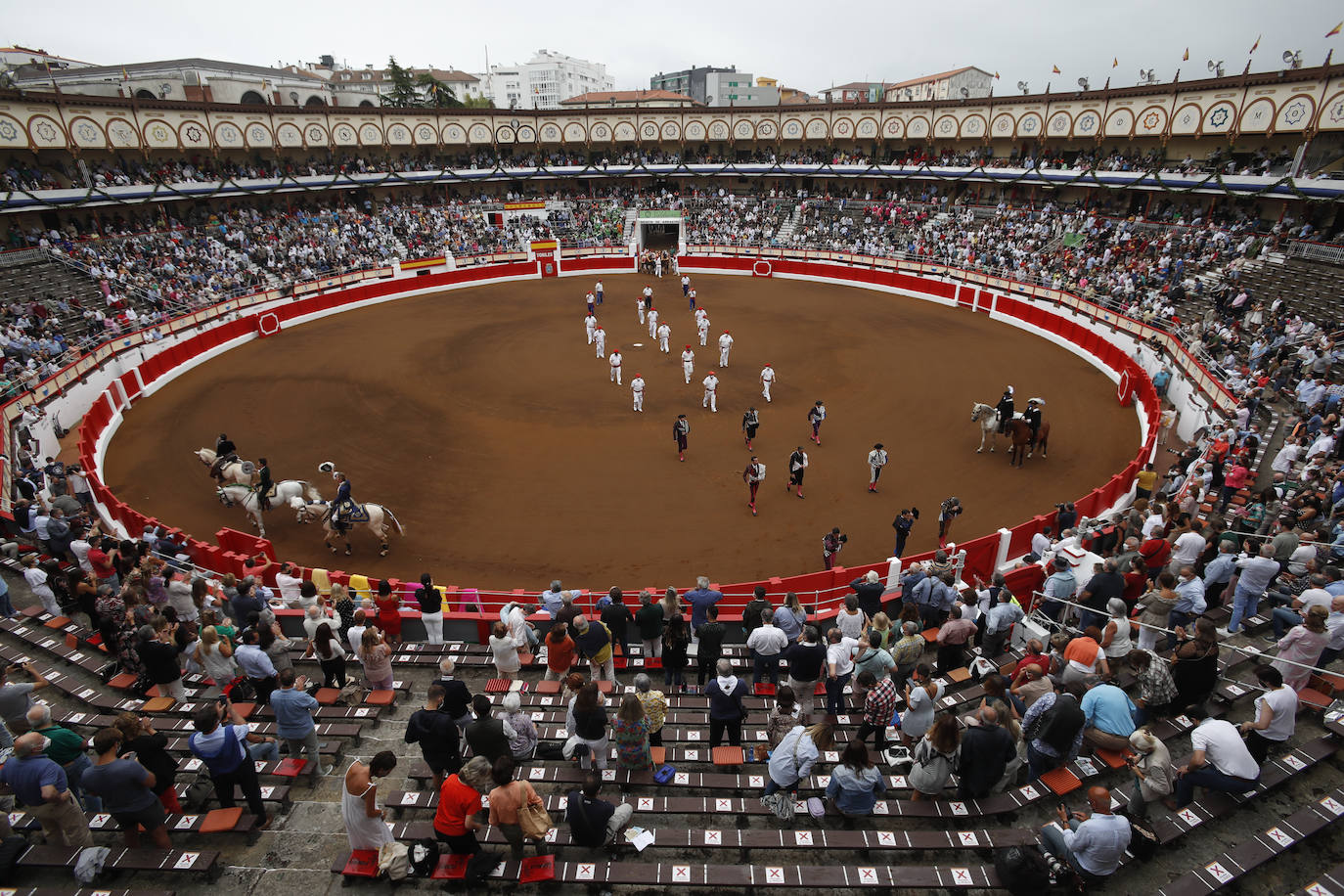 Fotos: Un rotundo Ventura corta dos orejas en la primera tarde de feria