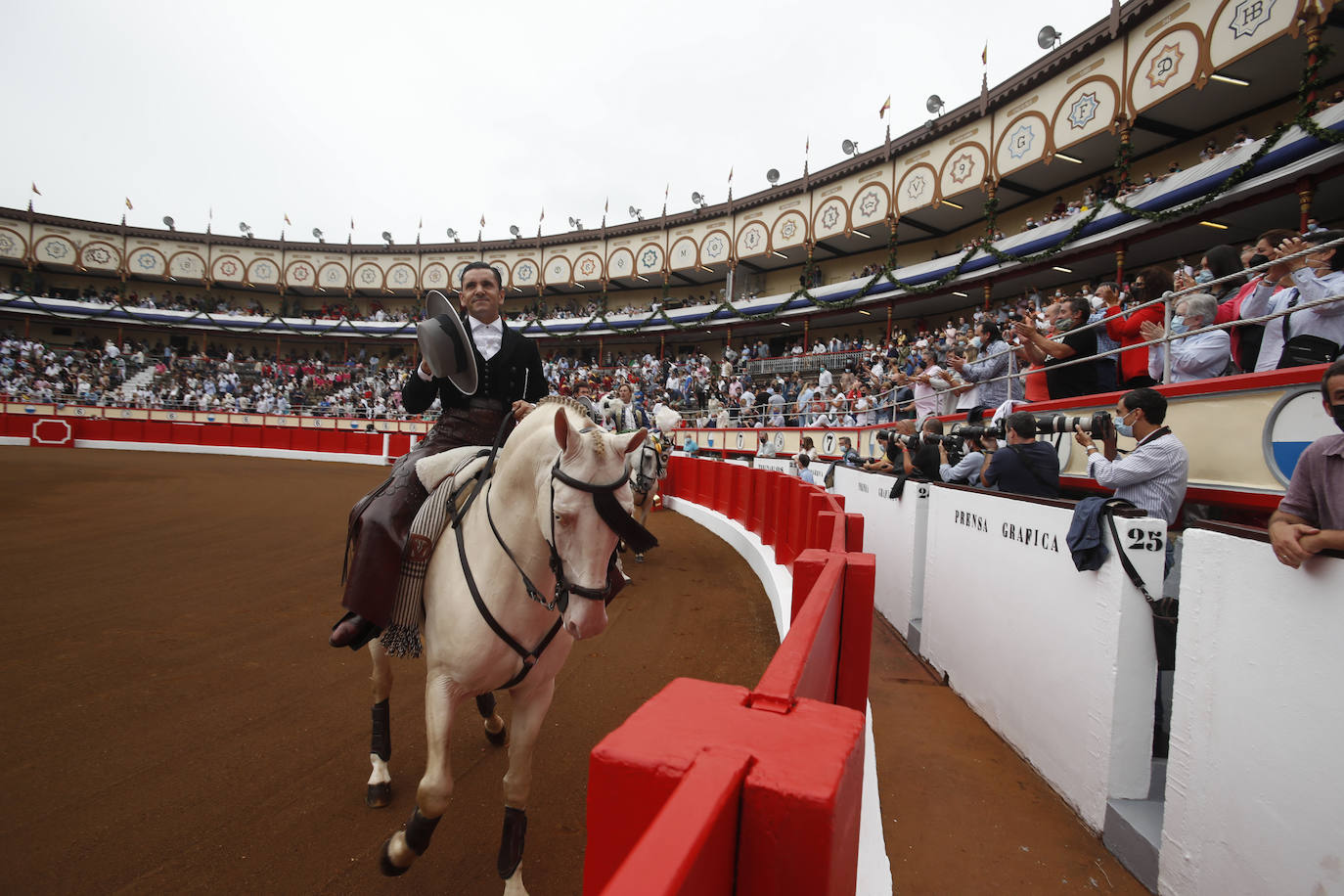 Fotos: Un rotundo Ventura corta dos orejas en la primera tarde de feria