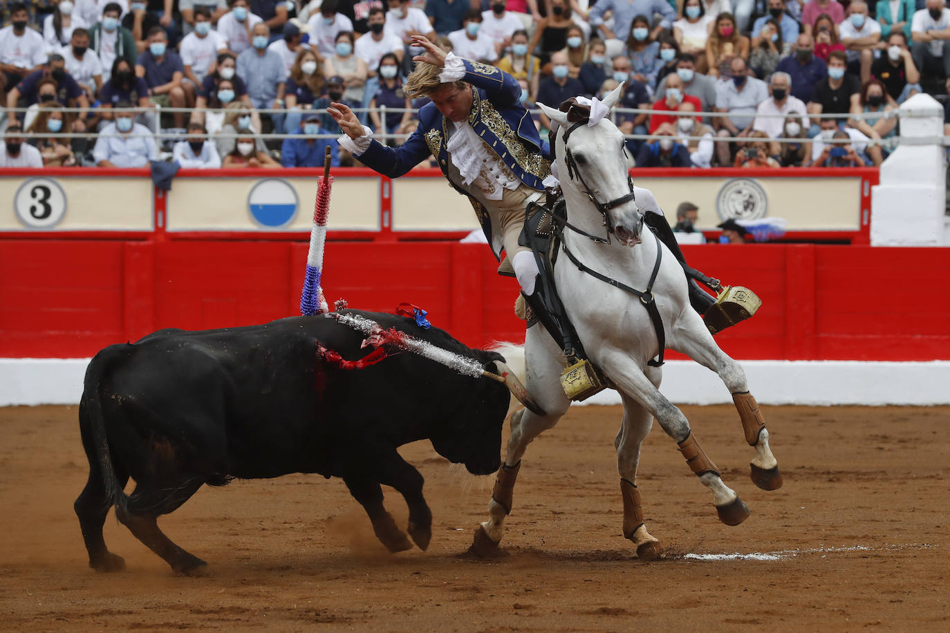 Fotos: Un rotundo Ventura corta dos orejas en la primera tarde de feria