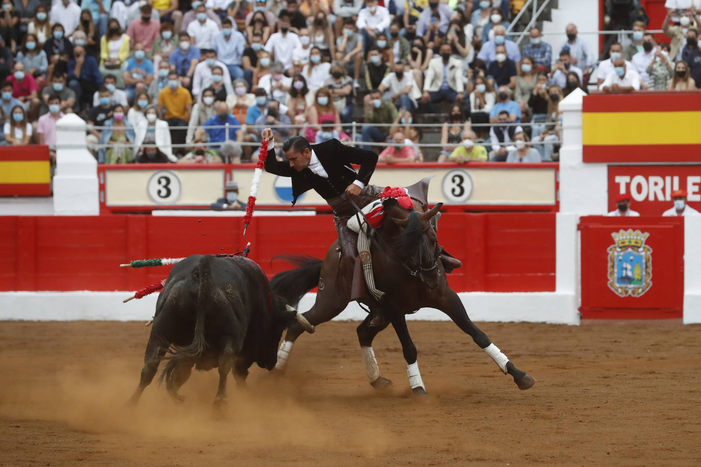 Fotos: Un rotundo Ventura corta dos orejas en la primera tarde de feria