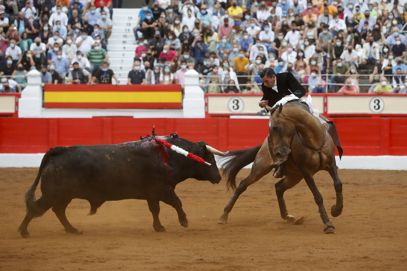 Fotos: Un rotundo Ventura corta dos orejas en la primera tarde de feria