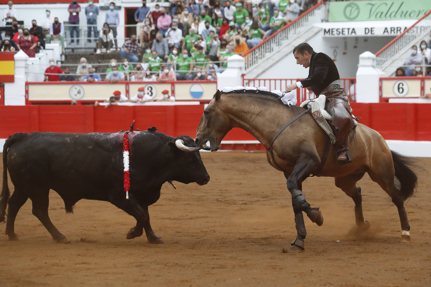 Fotos: Un rotundo Ventura corta dos orejas en la primera tarde de feria