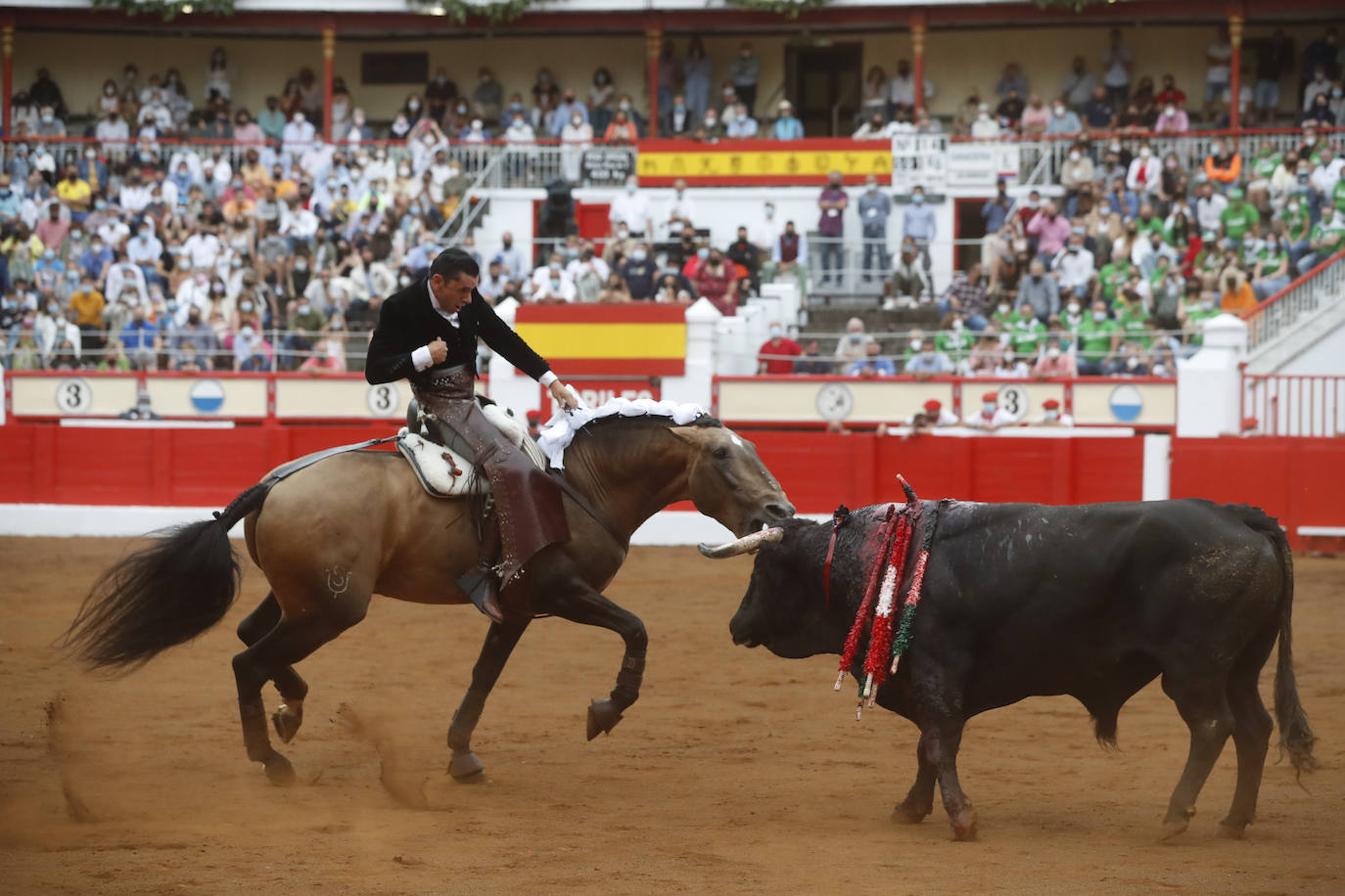 Fotos: Un rotundo Ventura corta dos orejas en la primera tarde de feria