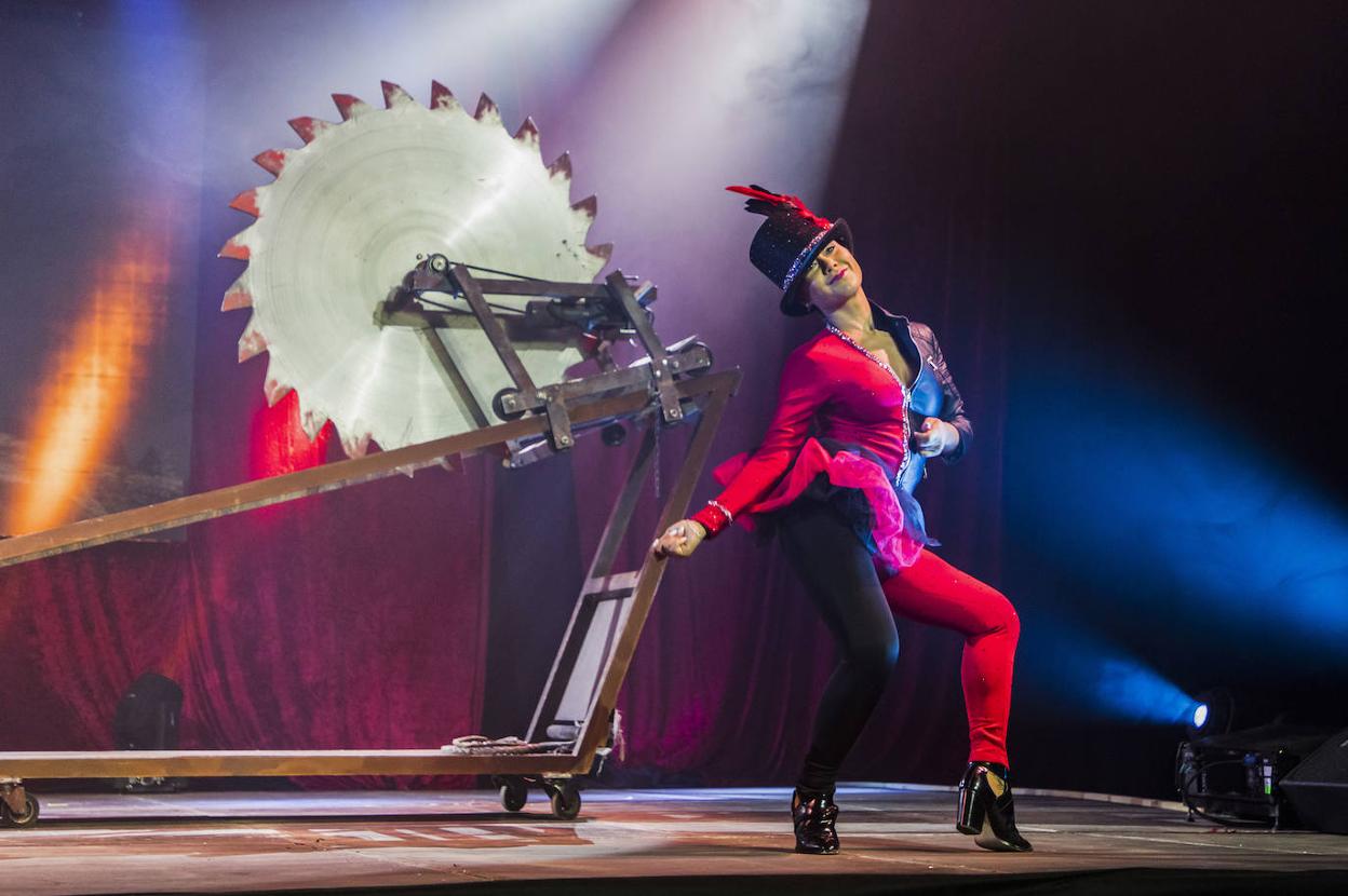 Una de las artistas del espectáculo 'Ríe' ensaya su número, que se estrenará mañana y se alargará hasta agosto en el parque de Mesones.