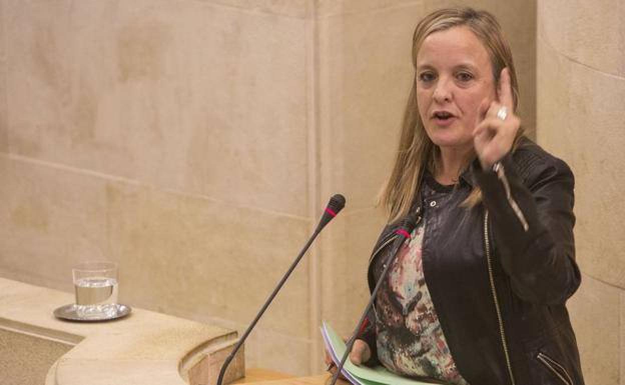 Isabel Urrutia en una foto de archivo durante una intervención en el Parlamento de Cantabria.