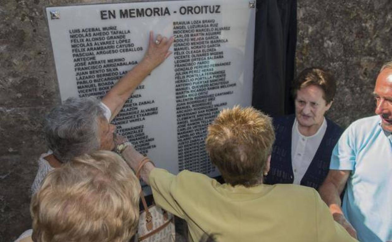 Los familiares destapan la placa en memoria de las víctimas de la represión localizadas en una fosa común de Limpias.