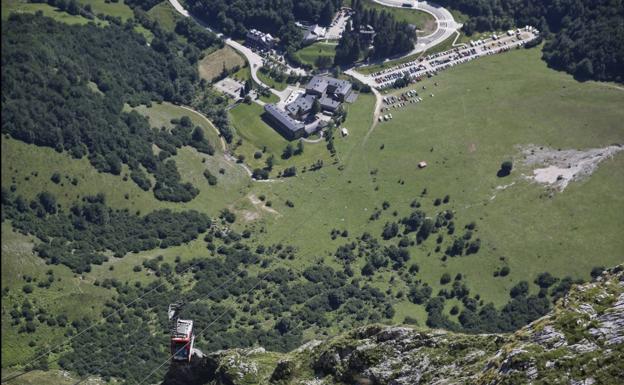 Imagen. Vista del parador y de una de las cabinas desde el mirador.