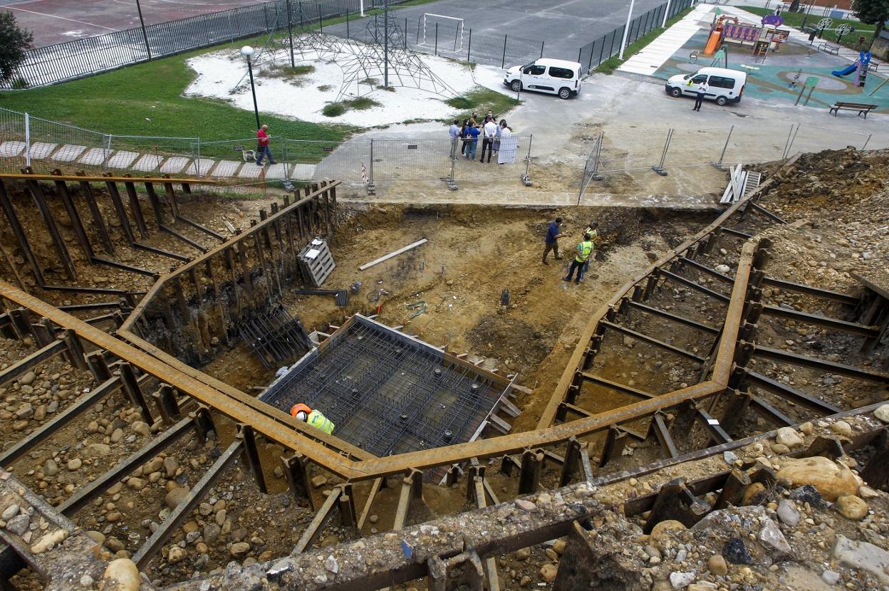 Vista general de las obras de construcción del ascensor de Nueva Ciudad desde la parta alta. luis palomeque