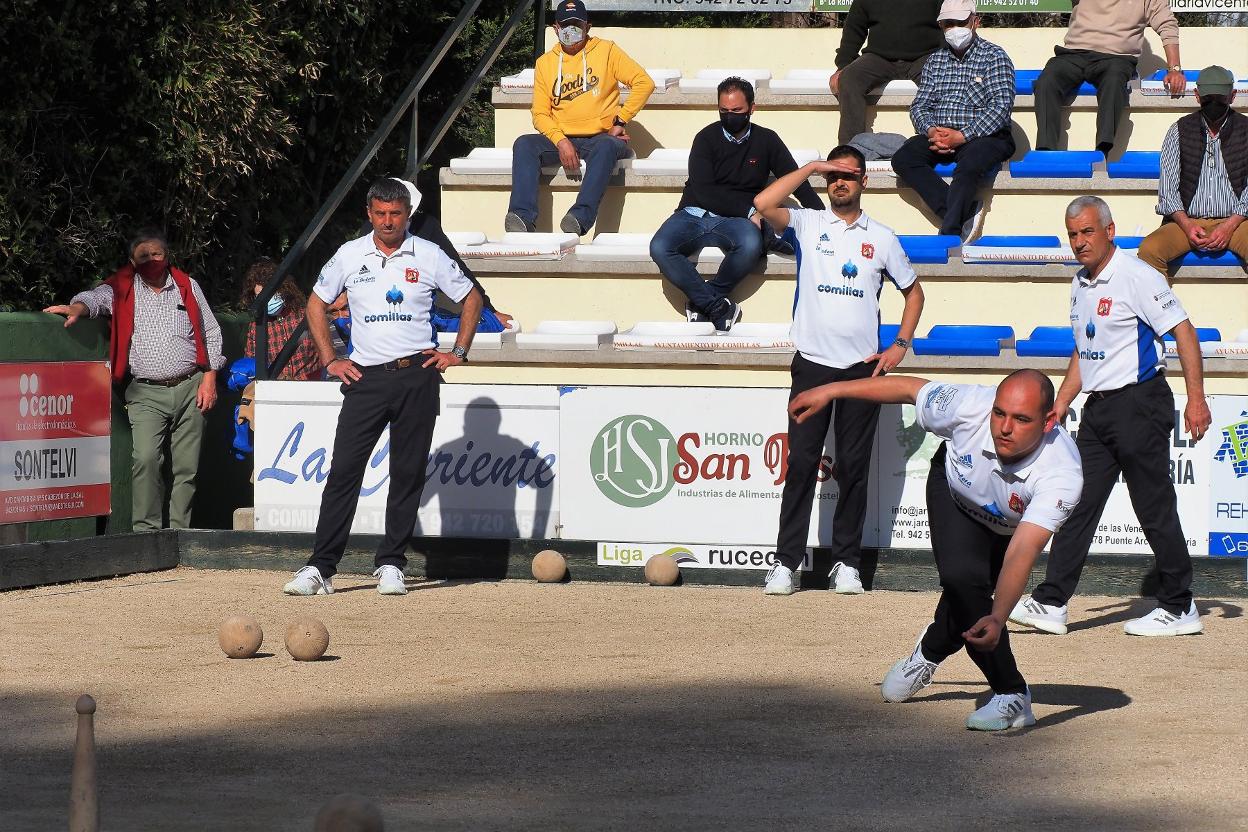 Héctor Salmón birla para Comillas con Migoya y Alfonso al fondo. sane