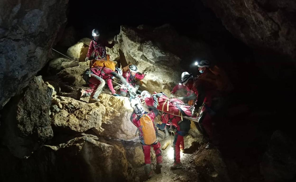 Ejercicios de tecnificación en espeleosocorro con los Agentes del Quinto Batallón de Intervención de Emergencias. 