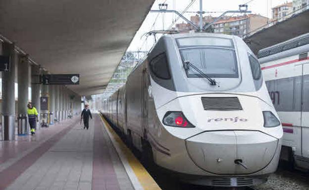 Los viajeros, en la estación palentina, a la espera de que el tren restableciera el servicio tras la avería