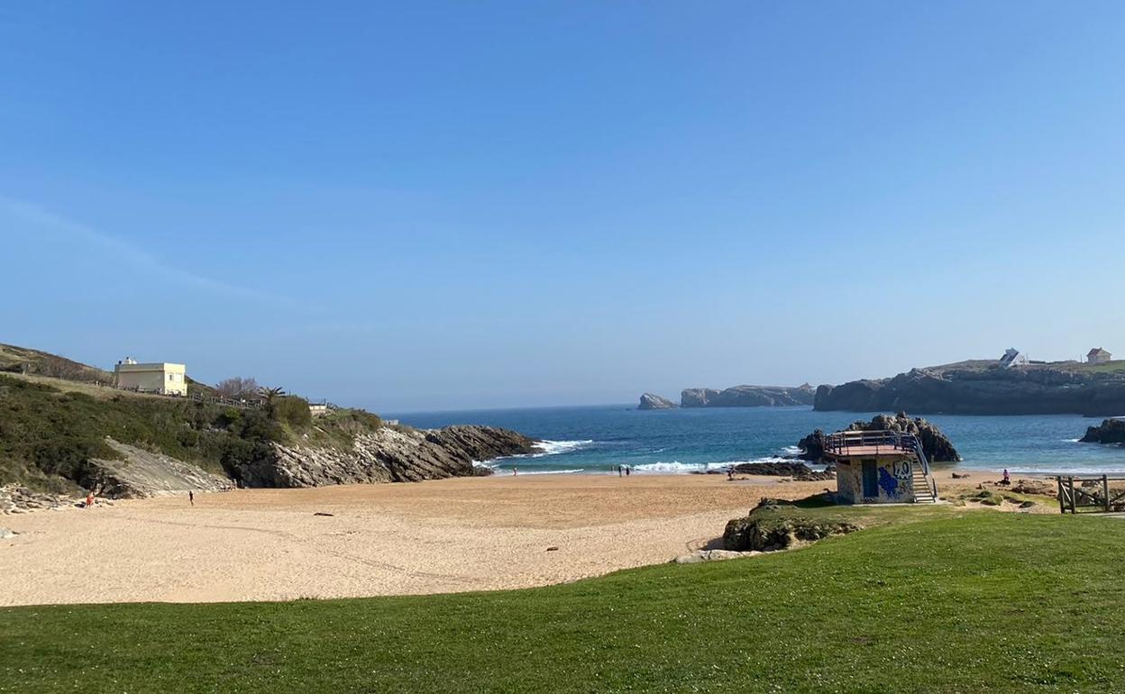 El entorno de la playa de San Juan de la Canal, en Soto de la Marina, será renovado cuando finalice el verano. 