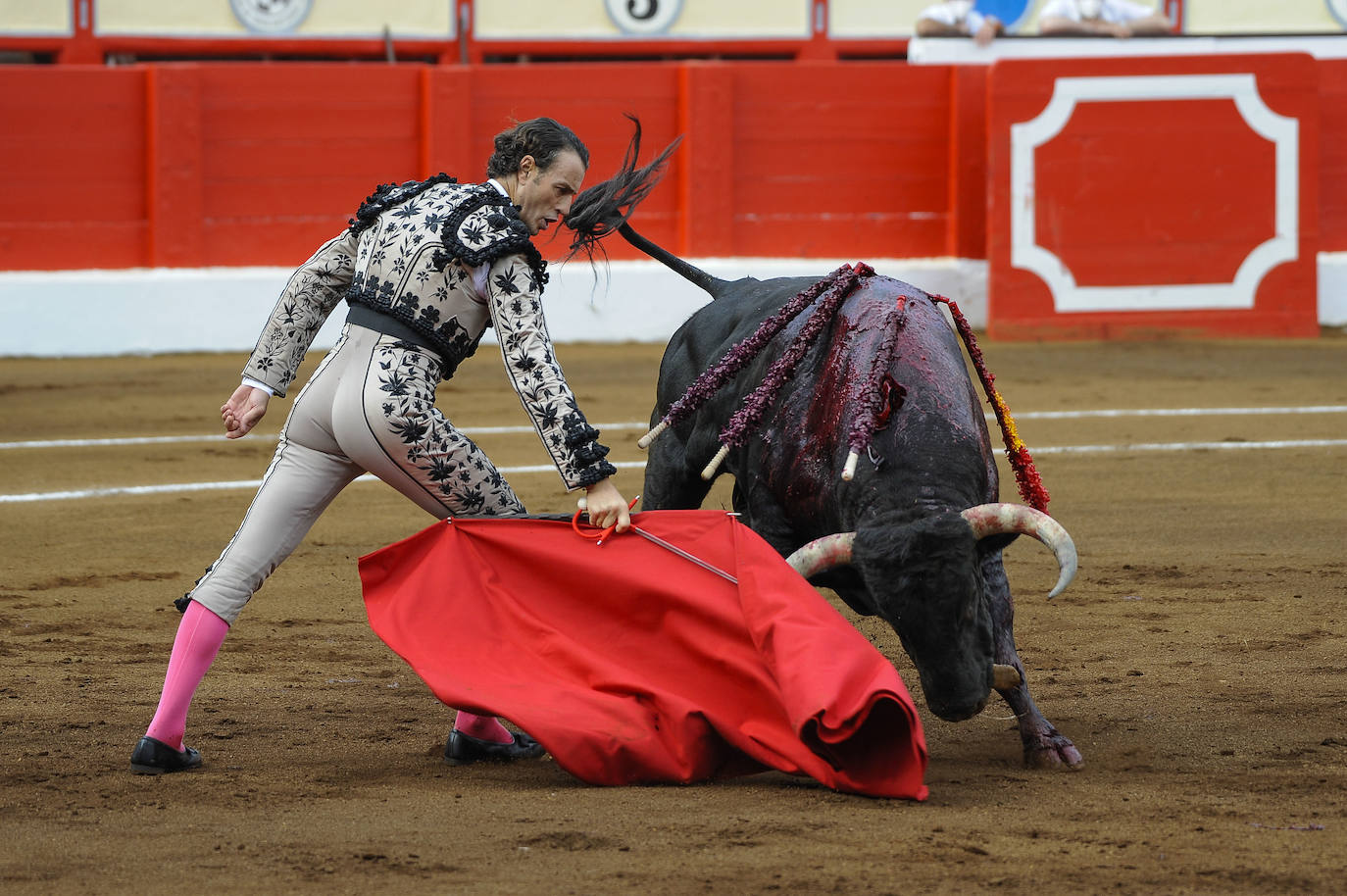 Fotos: Tres orejas y gran tarde de Emilio de Justo y Ginés Martín