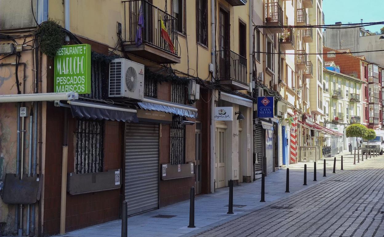 Locales de hostelería con la persiana bajada en Tetuán durante la pandemia. daniel pedriza