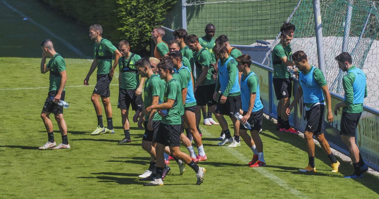 Los jugadores del primer equipo, durante uno de los entrenamientos en La Albericia. 