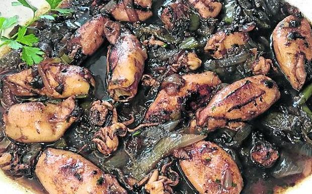 Imagen principal - Arriba, chipirones encebollados. Abajo, las rabas de calamar fresca son especialidad. A la derecha, paella de marisco. 