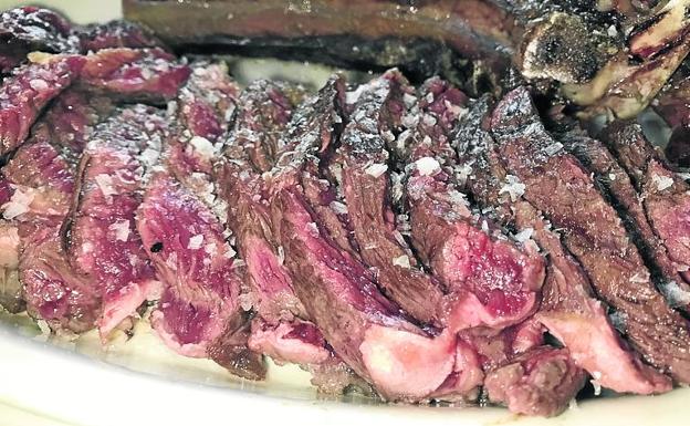 La carne, suministrada por Camarsa, es seña de identidad del Laury. 