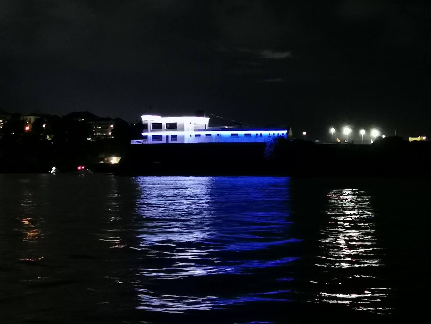 La Autoridad Portuaria ha proyectado luces de colores sobre la fachada del edificio.