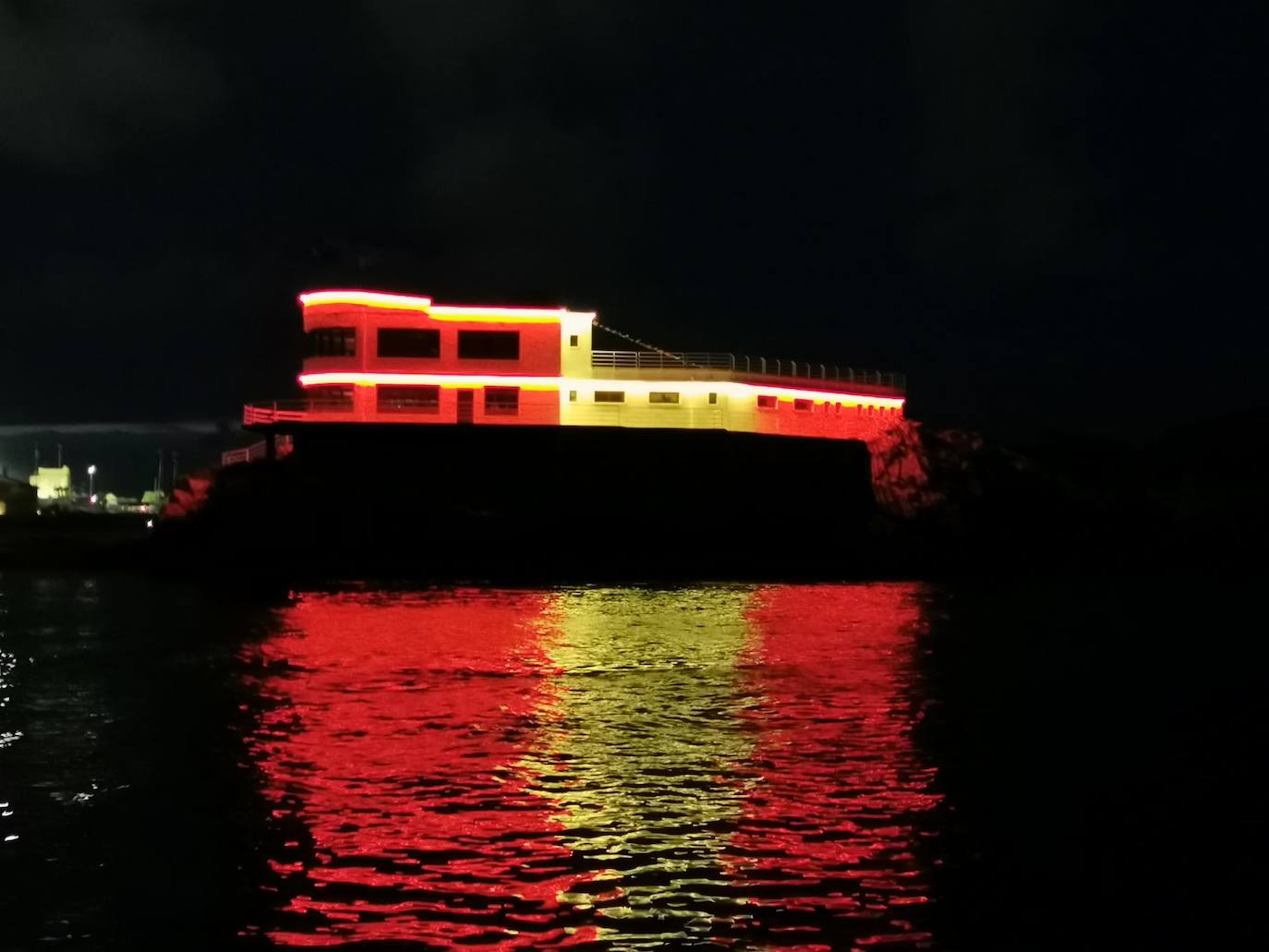 La Autoridad Portuaria ha proyectado luces de colores sobre la fachada del edificio