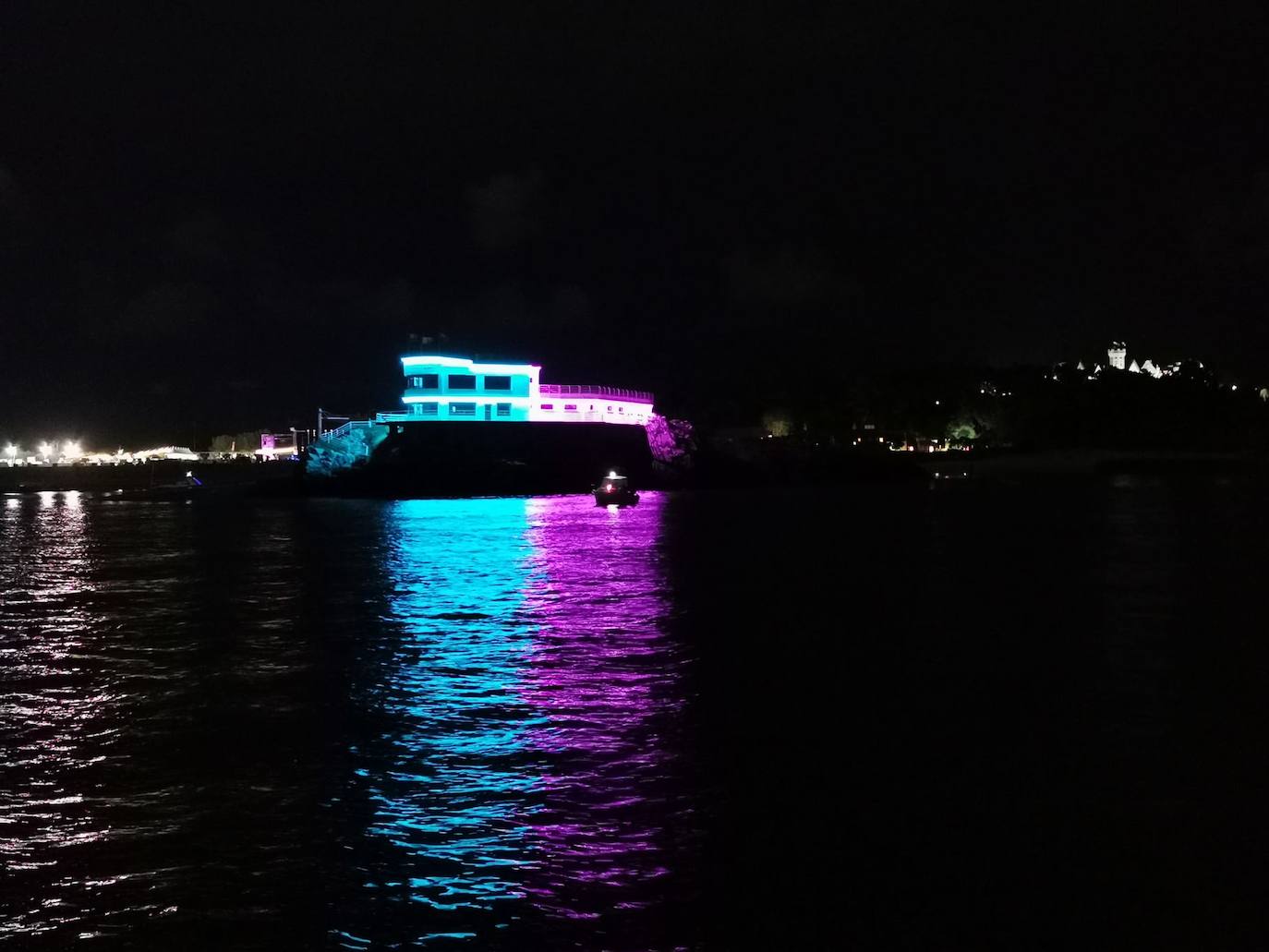 La Autoridad Portuaria ha proyectado luces de colores sobre la fachada del edificio