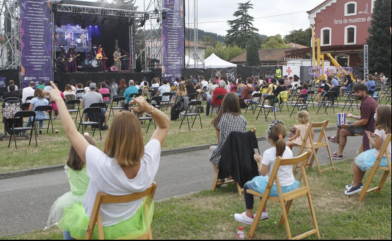 Público asistente al concierto de la Billy Boom Band celebrado el pasado verano en el ciclo 'Viva la Feria' de La Lechera