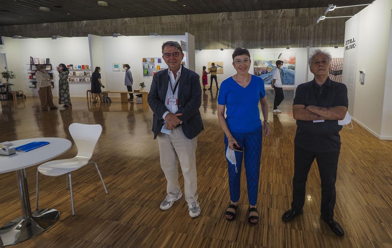 Rafael Pérez Hernando, Mónica Álvarez Careaga y Ángel Luis de la Cruz posaron en el arranque de la feria. 