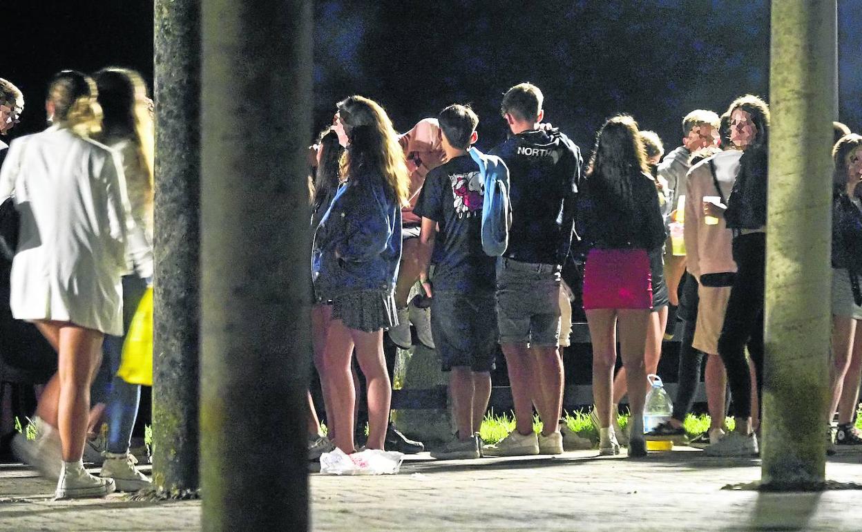 Un grupo de jóvenes, permanece en la calle durante un botellón en Ajo. 