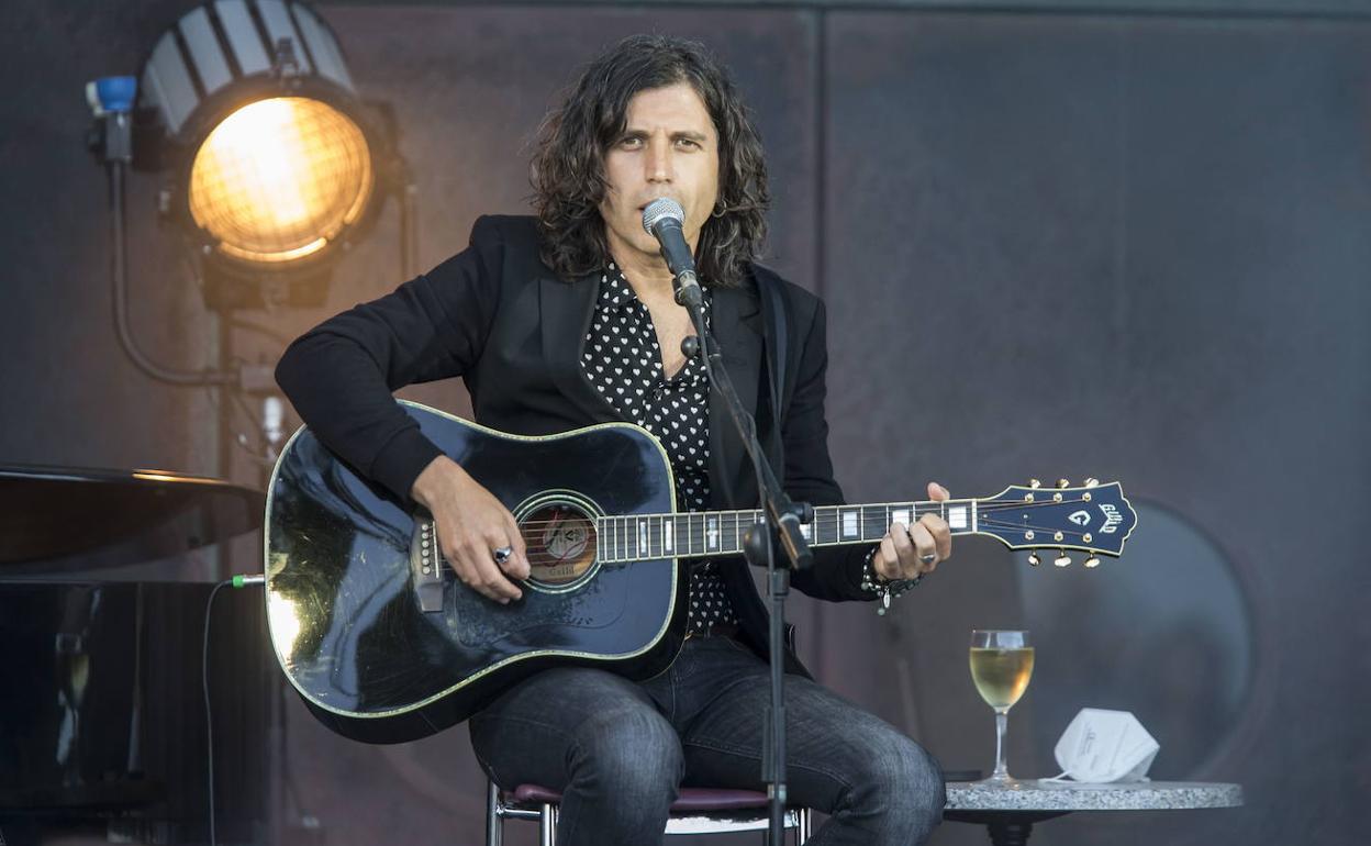 Rulo, en el concierto acústico que ofreció tras el confinamiento en la terraza del Palacio de Festivales.