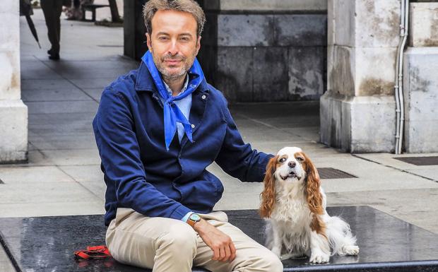 Jesús Mazón, junto a su perra Rita, en la Porticada. 