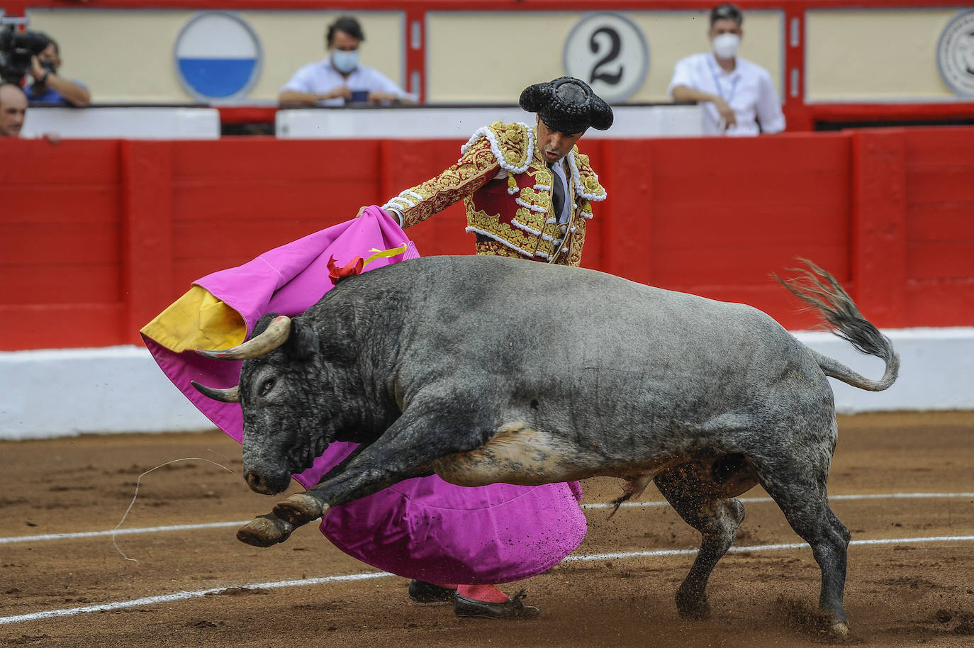 Miguel Ángel Perera cortó tres orejas y Ureña y Roca Rey pasearon un trofeo cada uno en una exigente corrida con el hierro de La Quinta.