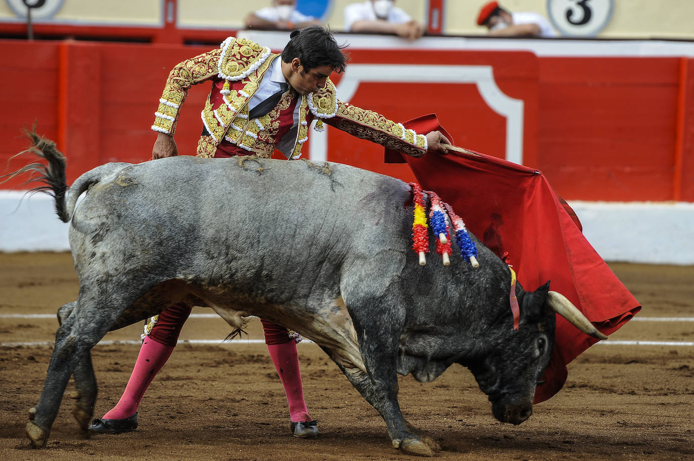 Miguel Ángel Perera cortó tres orejas y Ureña y Roca Rey pasearon un trofeo cada uno en una exigente corrida con el hierro de La Quinta.