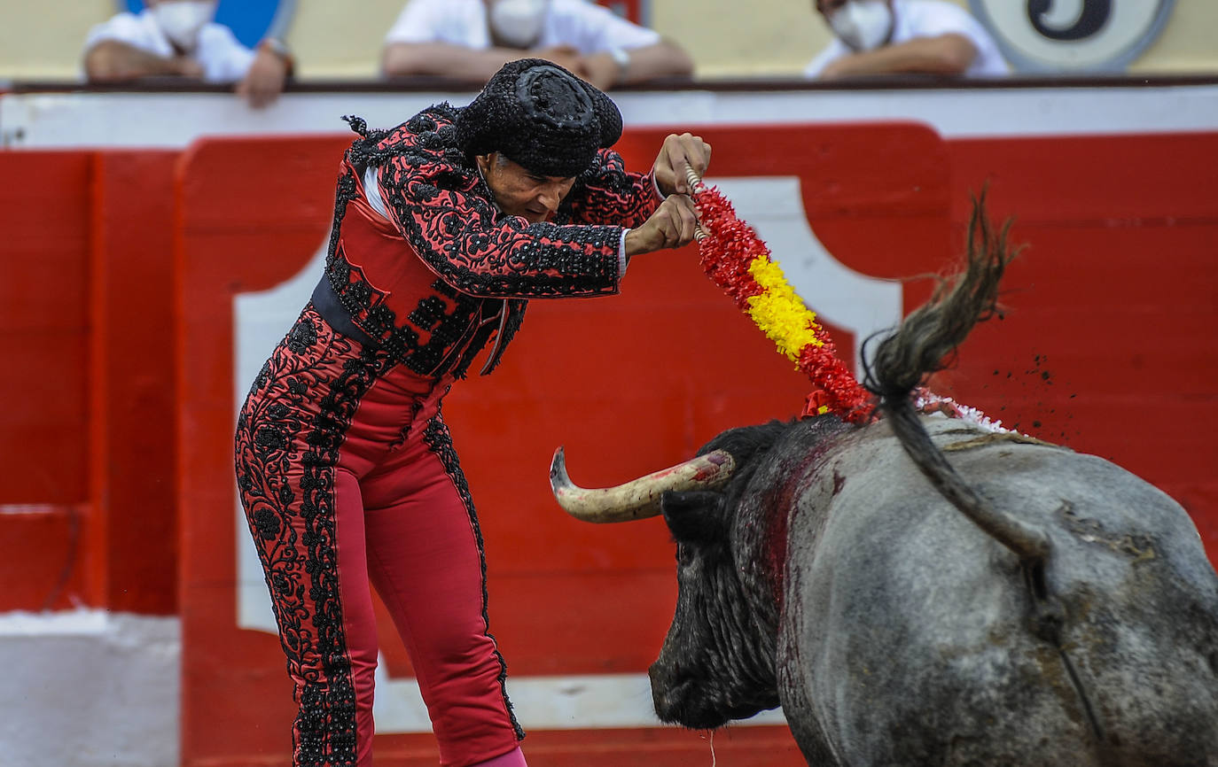 Miguel Ángel Perera cortó tres orejas y Ureña y Roca Rey pasearon un trofeo cada uno en una exigente corrida con el hierro de La Quinta.