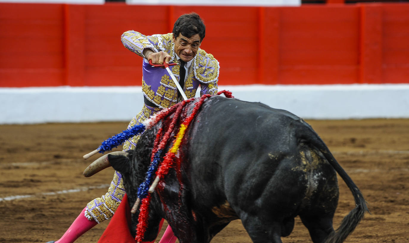 Miguel Ángel Perera cortó tres orejas y Ureña y Roca Rey pasearon un trofeo cada uno en una exigente corrida con el hierro de La Quinta.