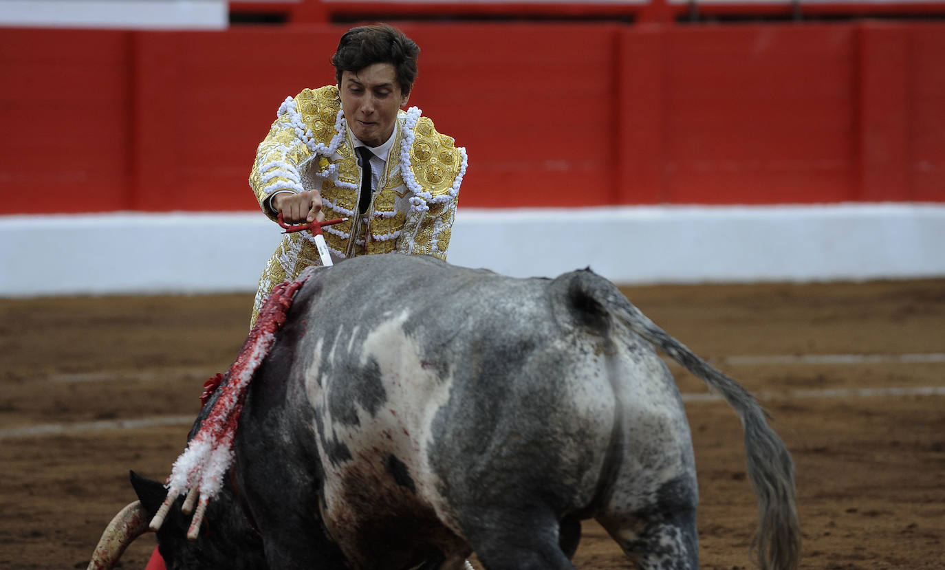 Miguel Ángel Perera cortó tres orejas y Ureña y Roca Rey pasearon un trofeo cada uno en una exigente corrida con el hierro de La Quinta.