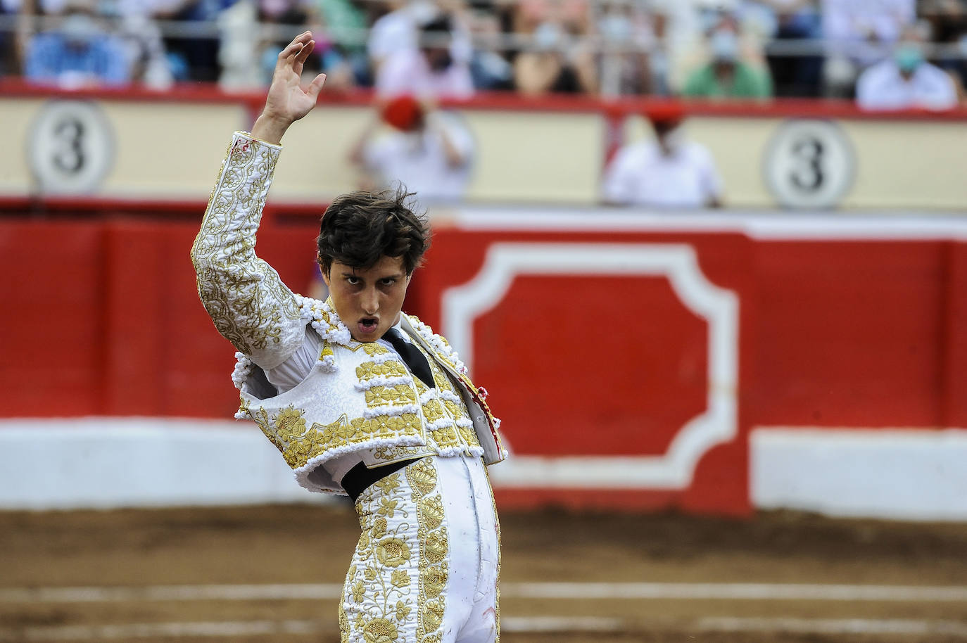 Miguel Ángel Perera cortó tres orejas y Ureña y Roca Rey pasearon un trofeo cada uno en una exigente corrida con el hierro de La Quinta.