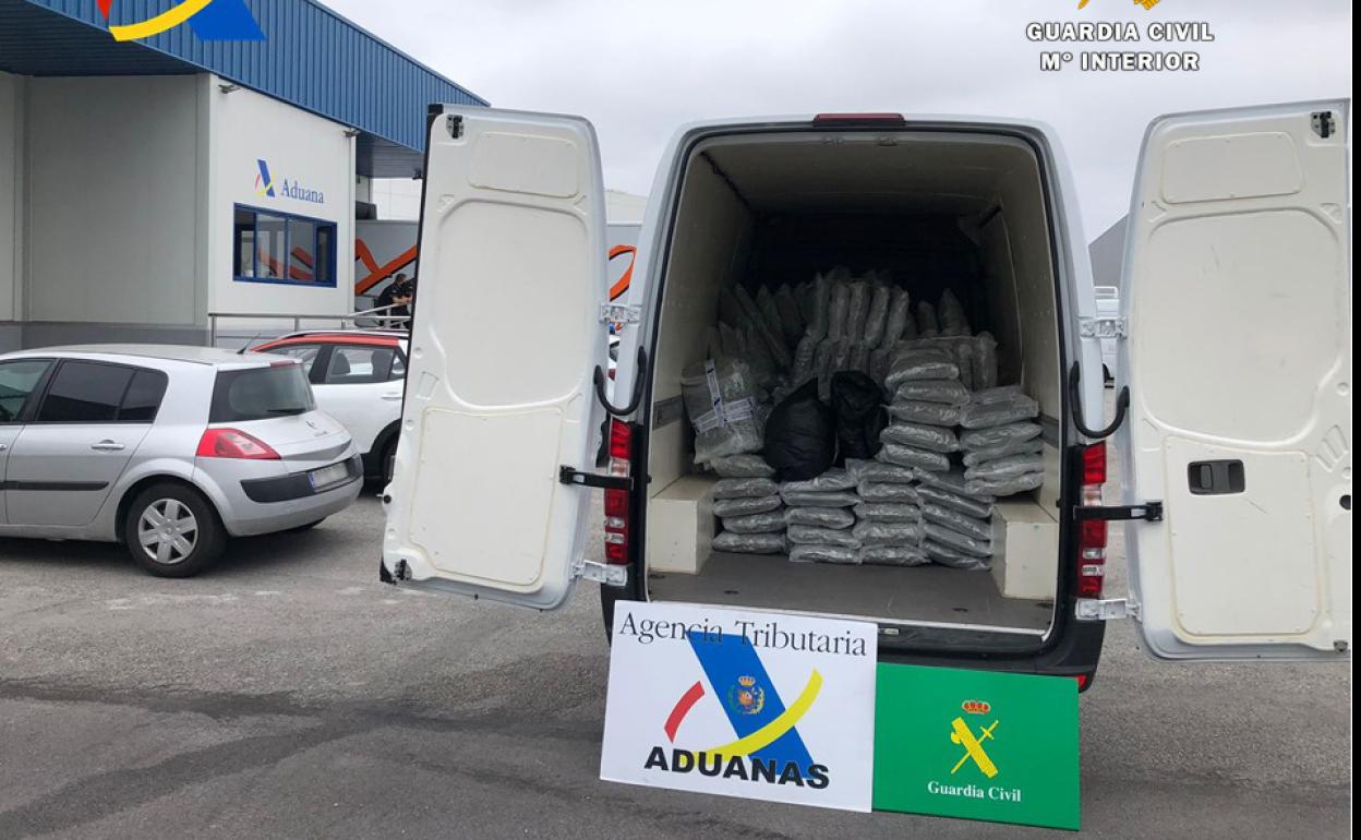 Un camión de mudanzas quería transportar a Inglaterra 283 kilos de marihuana desde Santander