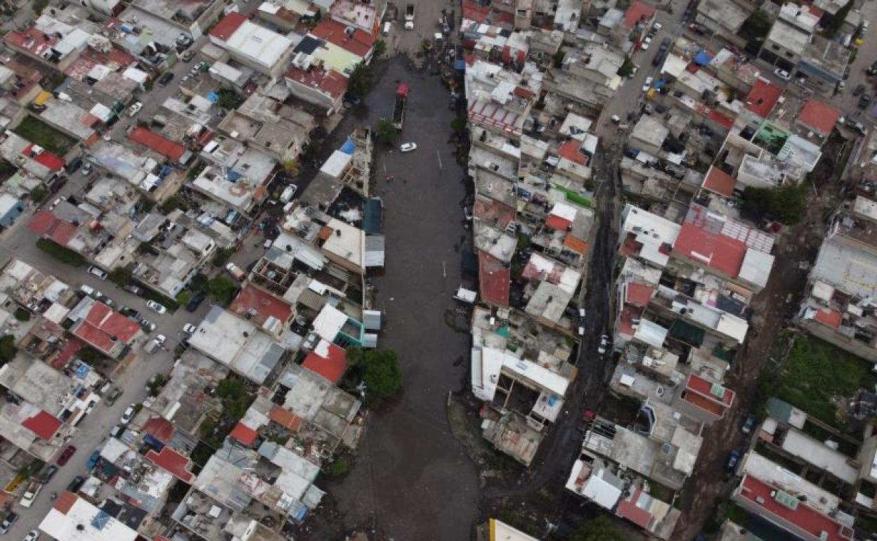 Fotografía tomada con un drone de las colonias afectadas por las fuertes lluvias, ayer sábado en el municipio de Zapopan, estado de Jalisco (México).